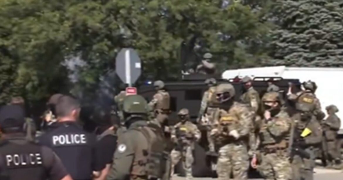 Federal Agents Boxed in and Ambushed by 10 Cars in Chicago, Forced to Fire Defensive Rounds Against Armed Attacker Federal Agents Boxed in and Ambushed by 10 Cars in Chicago, Forced to Fire Defensive Rounds Against Armed Attacker