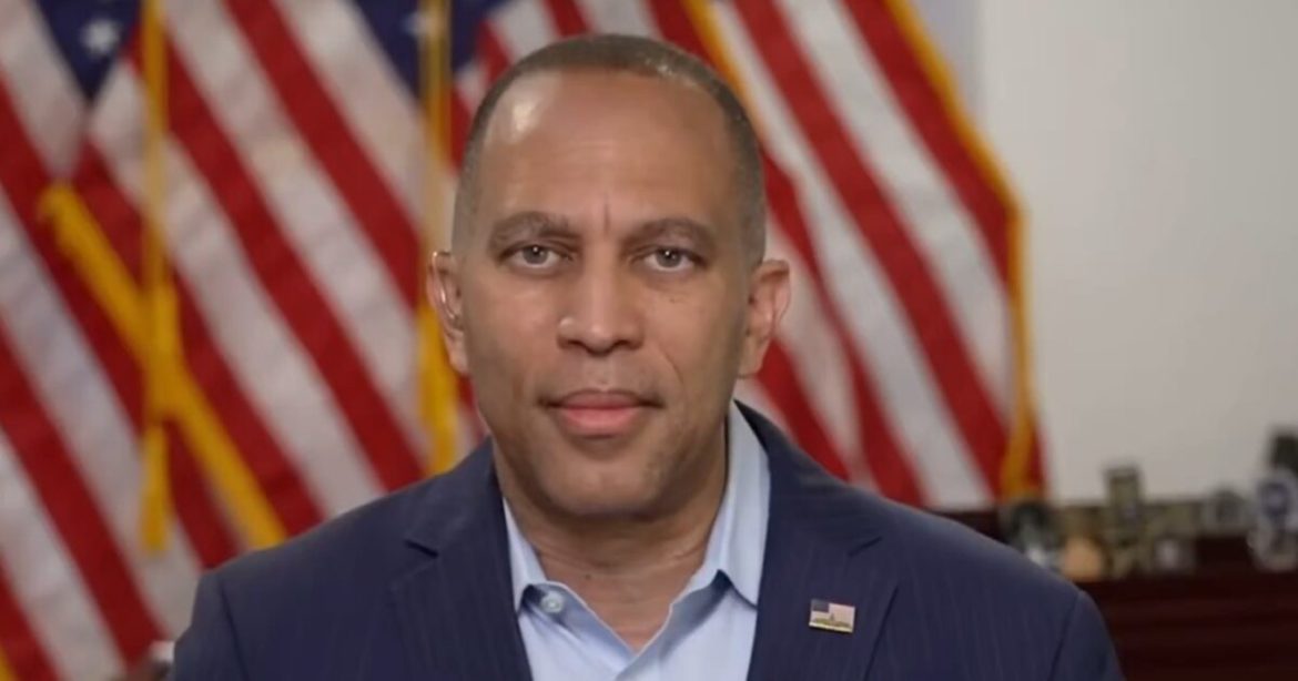 Hakeem Jeffries Stares Blankly into Space and Left Speechless After CNBC Host Hits Him Hard with Facts on Trump’s Record Achievements (VIDEO) Hakeem Jeffries Stares Blankly into Space and Left Speechless After CNBC Host Hits Him Hard with Facts on Trump’s Record Achievements (VIDEO)