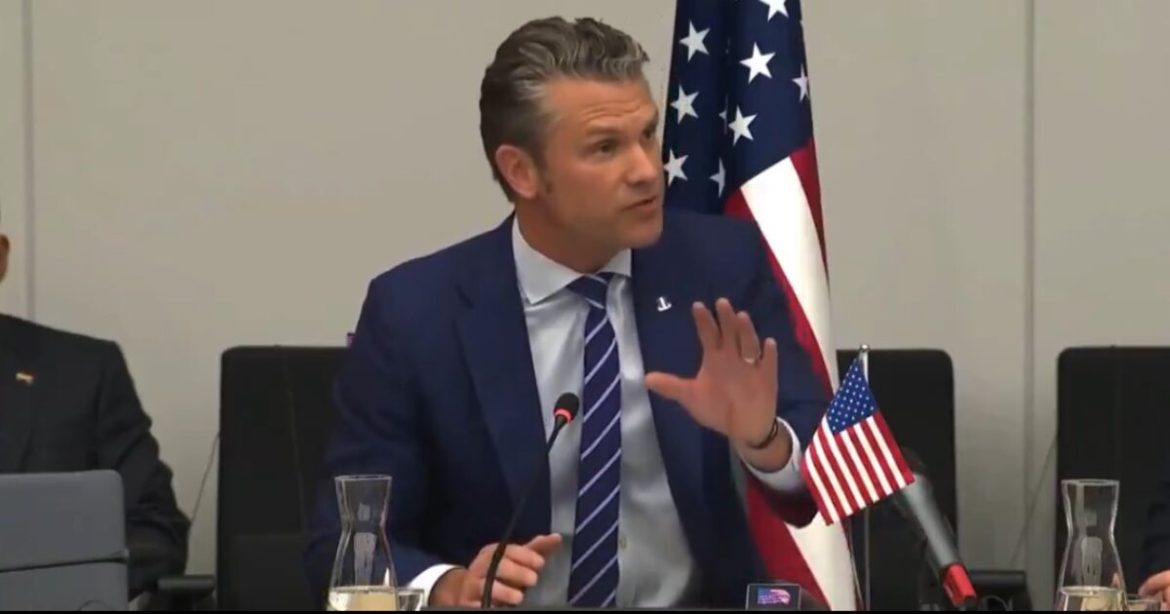 JUST IN: Plane Carrying Secretary of War Pete Hegseth Makes Emergency Landing in the UK Due to Cracked Windshield