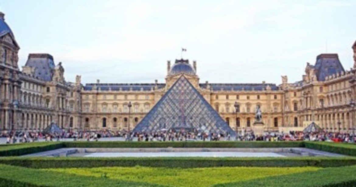 SHOCK: Masked Thieves Riding Motorcycles Break into World’s Most Visited Museum in Broad Daylight and Steal Priceless Jewels of “Inestimable Heritage and Historical Value” in Just Ten Minutes