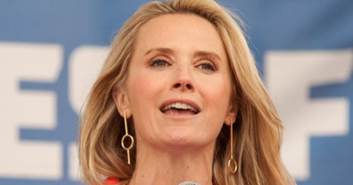 Gavin Newsom’s Wife Pocketed $300K a Year from Political Insiders Gavin Newsom’s Wife Pocketed $300K a Year from Political Insiders