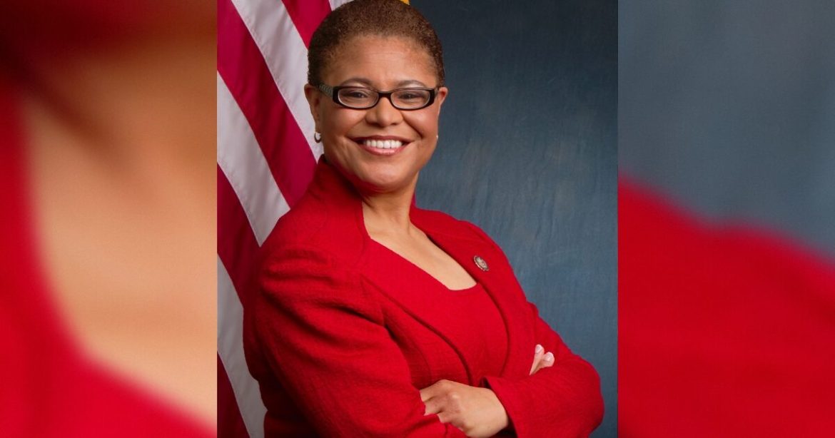Failed LA Mayor Karen Bass Ignored Fire Victims But Takes Time to Attend Don Lemon’s Hearing – Crowd Shouts ‘F*ck You Karen Bass!”
