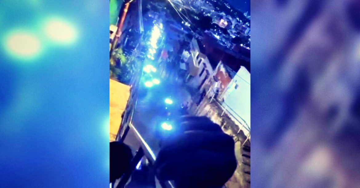 BREAKING – COUP D’ÉTAT IN VENEZUELA? Heavy Gunfire in Caracas, Anti-Aircraft Artillery Firing Non-Stop – Armed Groups Moving Through the City, Clashing With Government Troops (VIDEOS)