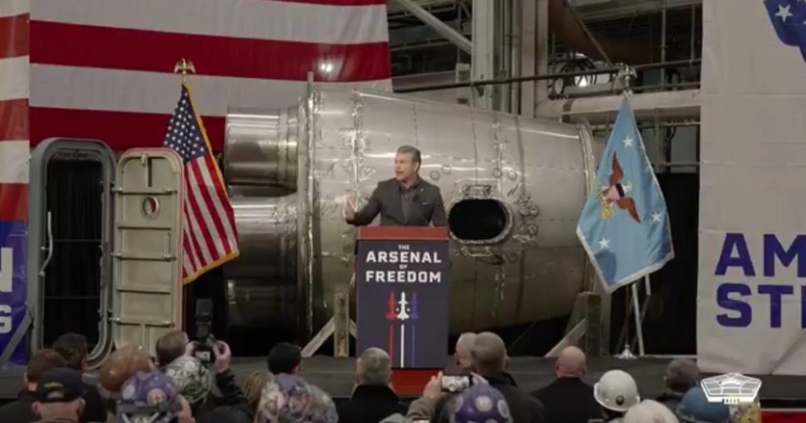 “No More Dudes in Dresses!” – Crowd at Bath Iron Works Shipyard Goes Wild as Hegseth Delivers High Energy Speech (VIDEO)