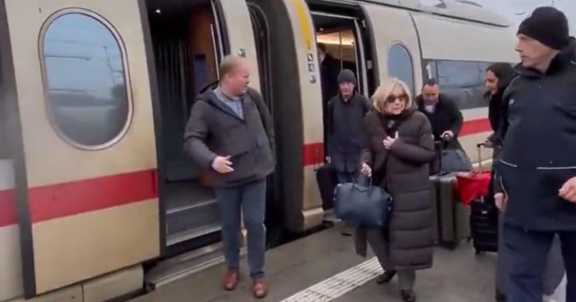 A Disheveled Hillary Clinton Arrives to Munich Security Conference by Train Due to Ongoing Strike at Lufthansa (VIDEO)