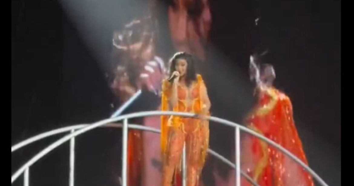 Cardi B Vows Violence Against Immigration Agents at California Concert: ‘If ICE Come in Here We’re Gonna Jump They Asses,’ Adds, ‘I Got Some Bear Mace in the Back’ (VIDEO)