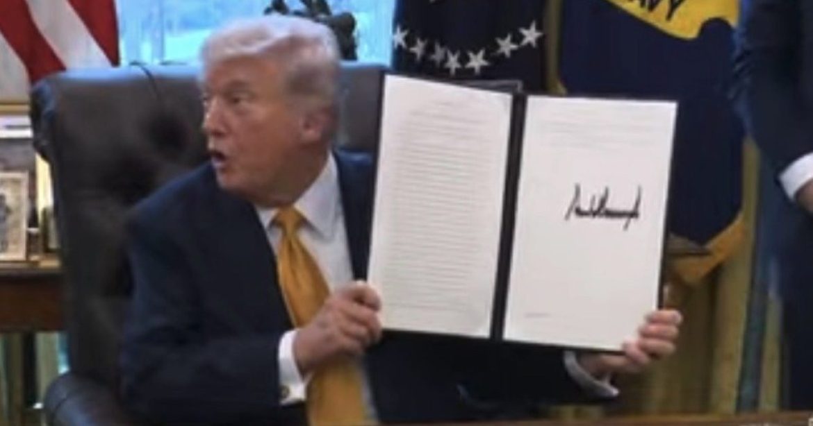WATCH: Trump Signs Executive Order Designating JD Vance Anti-Fraud Task Force Chair, Roasts Border Czar Kamala Harris – “This Will Not be Like a Kamala Where She Was Put in Charge of The Border”